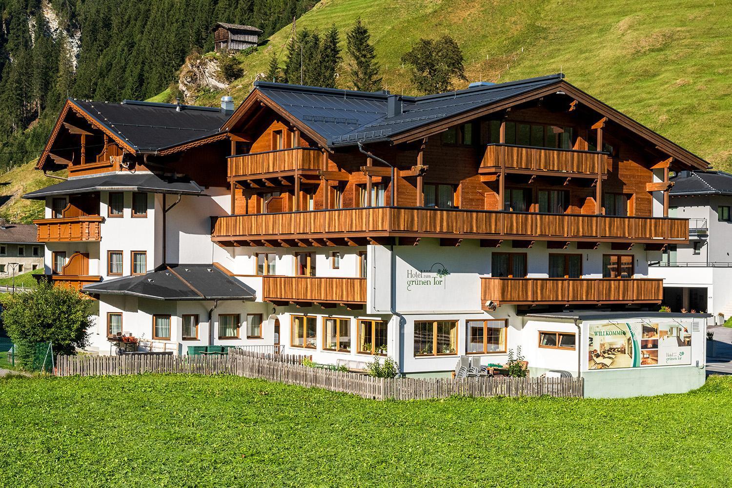 Hotel Zum Gruenen Tor Tux Extérieur photo