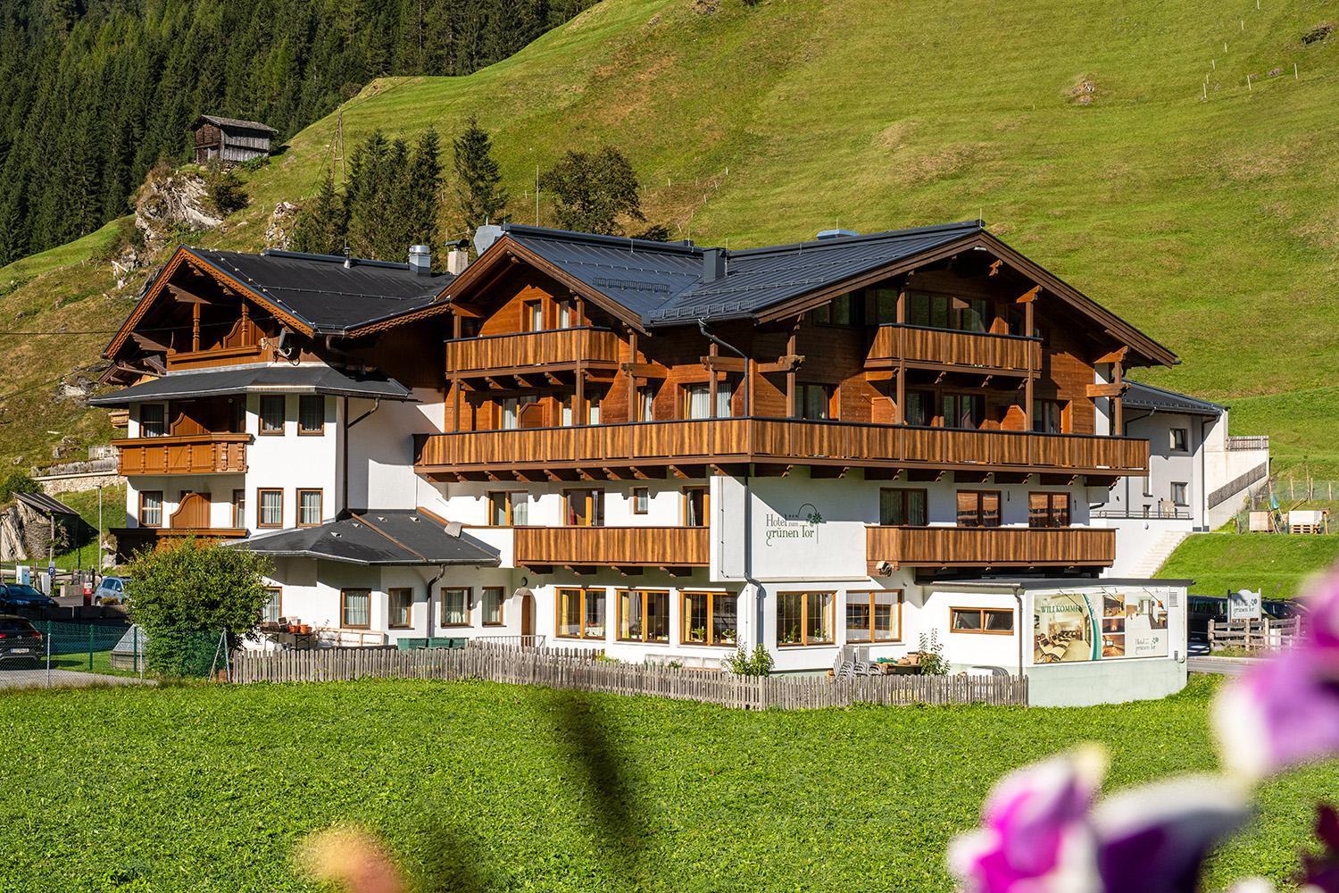 Hotel Zum Gruenen Tor Tux Extérieur photo