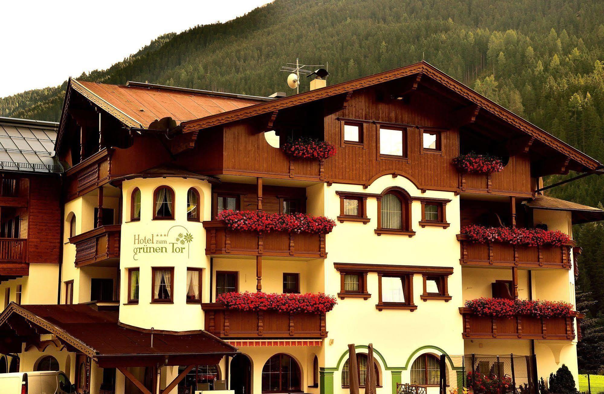 Hotel Zum Gruenen Tor Tux Extérieur photo