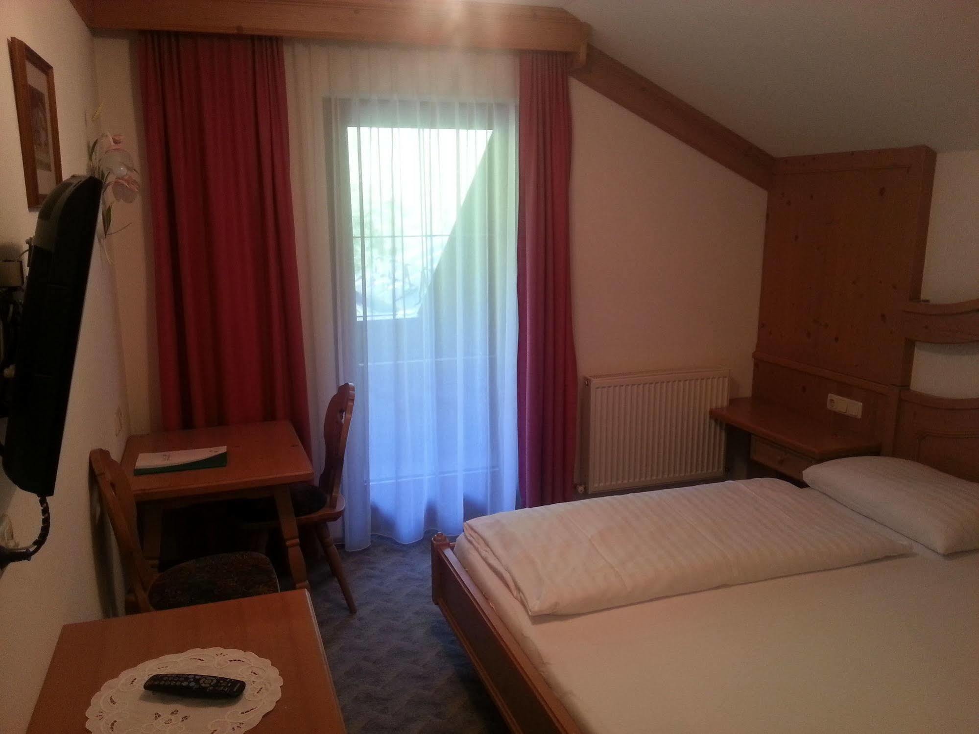 Hotel Zum Gruenen Tor Tux Extérieur photo