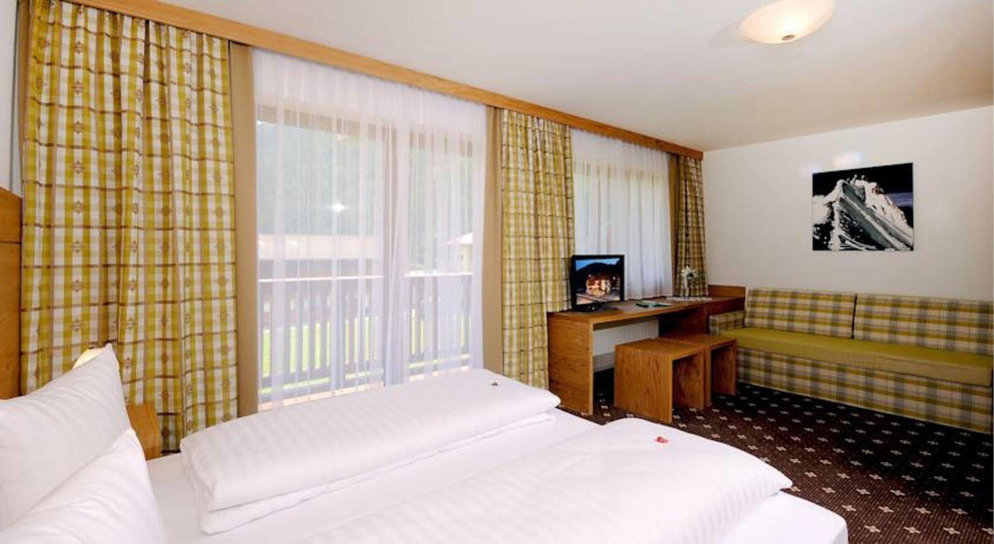 Hotel Zum Gruenen Tor Tux Extérieur photo