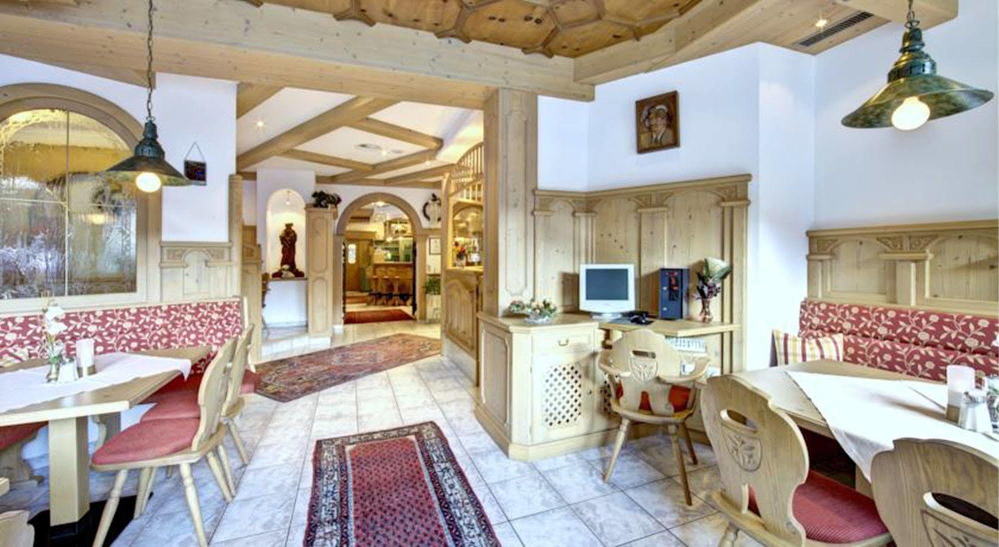 Hotel Zum Gruenen Tor Tux Extérieur photo